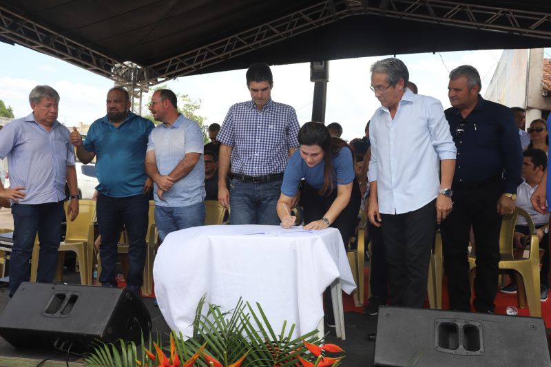 O Governador do Estado do Pará, Helder Barbalho, participou na manhã deste sábado (28), da entrega de pavimentação asfáltica de ruas no município de Santa Maria do Pará, que nesta data comemora 58 anos de emancipação. O chefe do executivo andou pelas ruas do município para conhecer tudo o que foi feito nas ruas Gerônimo Garcia, Santa Lúcia e Santa Rosa, num total de três quilômetros de extensão. As obras foram realizadas com recursos liberados do Ministério da  Integração Nacional, quando o então governador estava na pasta federal. O governador também participou da inauguração da praça São João Batista. <div class='credito_fotos'>Foto: Marco Santos / Ag. Pará   |   <a href='/midias/2019/originais/5824_993e7afc-89f6-059f-de05-cda03862280c.jpg' download><i class='fa-solid fa-download'></i> Download</a></div>