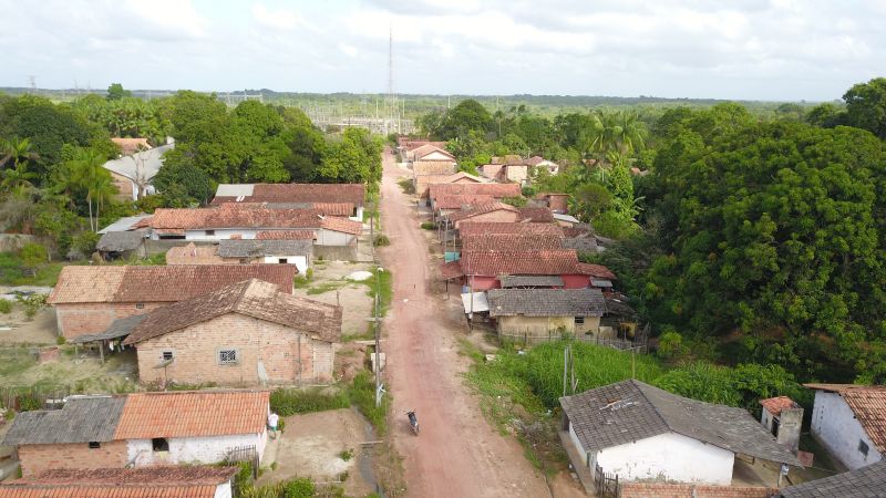 O Governador do Estado do Pará, Helder Barbalho, participou na manhã deste sábado (28), da entrega de pavimentação asfáltica de ruas no município de Santa Maria do Pará, que nesta data comemora 58 anos de emancipação. O chefe do executivo andou pelas ruas do município para conhecer tudo o que foi feito nas ruas Gerônimo Garcia, Santa Lúcia e Santa Rosa, num total de três quilômetros de extensão. As obras foram realizadas com recursos liberados do Ministério da  Integração Nacional, quando o então governador estava na pasta federal. O governador também participou da inauguração da praça São João Batista. <div class='credito_fotos'>Foto: Marco Santos / Ag. Pará   |   <a href='/midias/2019/originais/5824_9c4207bc-8ee0-7849-4b3d-38e2417b87d9.jpg' download><i class='fa-solid fa-download'></i> Download</a></div>