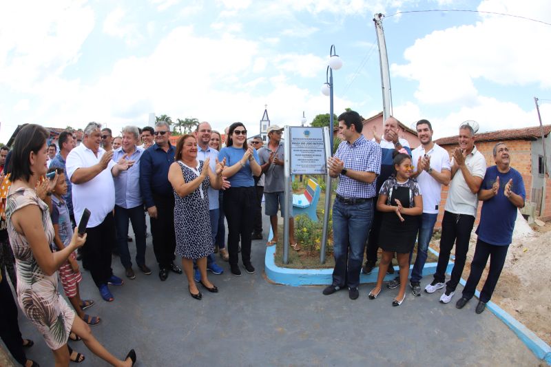 O Governador do Estado do Pará, Helder Barbalho, participou na manhã deste sábado (28), da entrega de pavimentação asfáltica de ruas no município de Santa Maria do Pará, que nesta data comemora 58 anos de emancipação. O chefe do executivo andou pelas ruas do município para conhecer tudo o que foi feito nas ruas Gerônimo Garcia, Santa Lúcia e Santa Rosa, num total de três quilômetros de extensão. As obras foram realizadas com recursos liberados do Ministério da  Integração Nacional, quando o então governador estava na pasta federal. O governador também participou da inauguração da praça São João Batista. <div class='credito_fotos'>Foto: Marco Santos / Ag. Pará   |   <a href='/midias/2019/originais/5824_a791a1d8-3885-c7b7-a758-54a9ff726e35.jpg' download><i class='fa-solid fa-download'></i> Download</a></div>