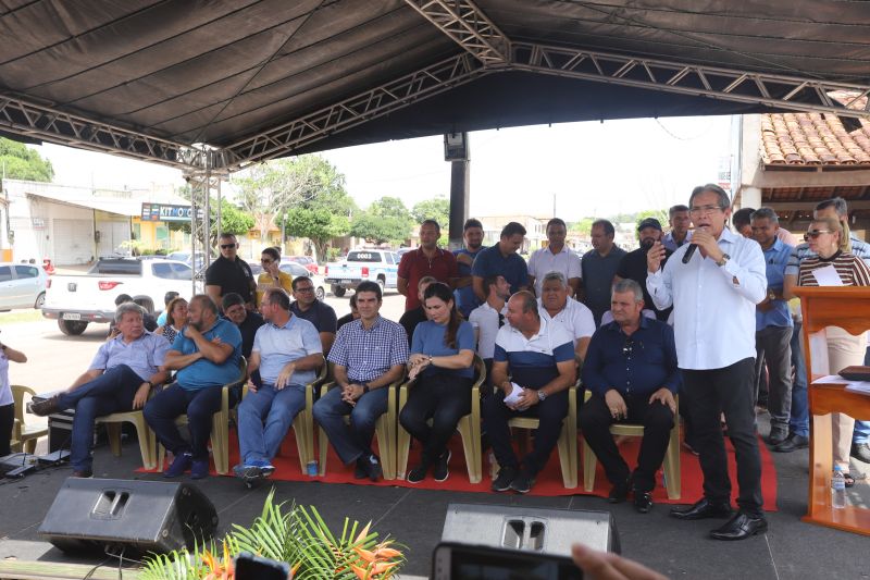 O Governador do Estado do Pará, Helder Barbalho, participou na manhã deste sábado (28), da entrega de pavimentação asfáltica de ruas no município de Santa Maria do Pará, que nesta data comemora 58 anos de emancipação. O chefe do executivo andou pelas ruas do município para conhecer tudo o que foi feito nas ruas Gerônimo Garcia, Santa Lúcia e Santa Rosa, num total de três quilômetros de extensão. As obras foram realizadas com recursos liberados do Ministério da  Integração Nacional, quando o então governador estava na pasta federal. O governador também participou da inauguração da praça São João Batista. <div class='credito_fotos'>Foto: Marco Santos / Ag. Pará   |   <a href='/midias/2019/originais/5824_a9ad9fb6-6f8a-cfaf-c71f-de6d44948e49.jpg' download><i class='fa-solid fa-download'></i> Download</a></div>