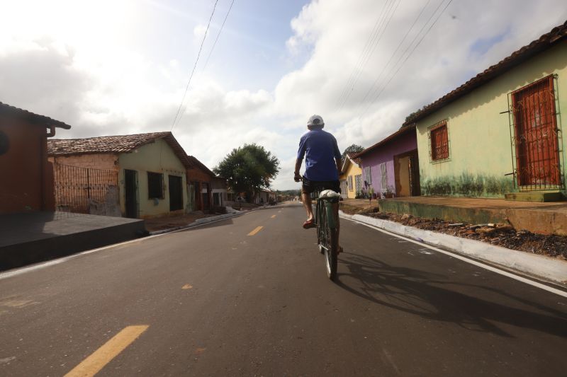 O Governador do Estado do Pará, Helder Barbalho, participou na manhã deste sábado (28), da entrega de pavimentação asfáltica de ruas no município de Santa Maria do Pará, que nesta data comemora 58 anos de emancipação. O chefe do executivo andou pelas ruas do município para conhecer tudo o que foi feito nas ruas Gerônimo Garcia, Santa Lúcia e Santa Rosa, num total de três quilômetros de extensão. As obras foram realizadas com recursos liberados do Ministério da  Integração Nacional, quando o então governador estava na pasta federal. O governador também participou da inauguração da praça São João Batista. <div class='credito_fotos'>Foto: Marco Santos / Ag. Pará   |   <a href='/midias/2019/originais/5824_b5497bb3-0d1f-a253-7bef-59e4fcd1ca9e.jpg' download><i class='fa-solid fa-download'></i> Download</a></div>