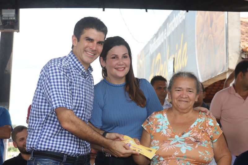 O Governador do Estado do Pará, Helder Barbalho, participou na manhã deste sábado (28), da entrega de pavimentação asfáltica de ruas no município de Santa Maria do Pará, que nesta data comemora 58 anos de emancipação. O chefe do executivo andou pelas ruas do município para conhecer tudo o que foi feito nas ruas Gerônimo Garcia, Santa Lúcia e Santa Rosa, num total de três quilômetros de extensão. As obras foram realizadas com recursos liberados do Ministério da  Integração Nacional, quando o então governador estava na pasta federal. O governador também participou da inauguração da praça São João Batista. <div class='credito_fotos'>Foto: Marco Santos / Ag. Pará   |   <a href='/midias/2019/originais/5824_b5b4b177-fe99-8ae2-c0b7-c6e6f6ead630.jpg' download><i class='fa-solid fa-download'></i> Download</a></div>