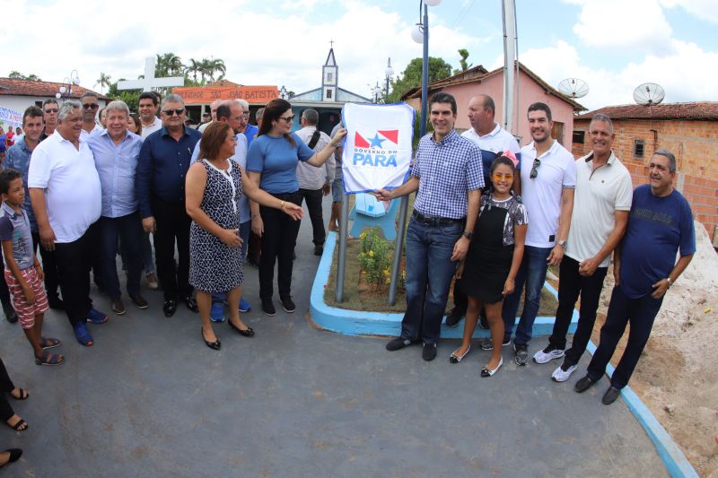 O Governador do Estado do Pará, Helder Barbalho, participou na manhã deste sábado (28), da entrega de pavimentação asfáltica de ruas no município de Santa Maria do Pará, que nesta data comemora 58 anos de emancipação. O chefe do executivo andou pelas ruas do município para conhecer tudo o que foi feito nas ruas Gerônimo Garcia, Santa Lúcia e Santa Rosa, num total de três quilômetros de extensão. As obras foram realizadas com recursos liberados do Ministério da  Integração Nacional, quando o então governador estava na pasta federal. O governador também participou da inauguração da praça São João Batista. <div class='credito_fotos'>Foto: Marco Santos / Ag. Pará   |   <a href='/midias/2019/originais/5824_b7321318-0884-b17e-c706-6b33cdbcde4e.jpg' download><i class='fa-solid fa-download'></i> Download</a></div>