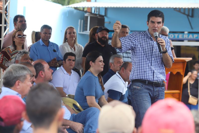 O Governador do Estado do Pará, Helder Barbalho, participou na manhã deste sábado (28), da entrega de pavimentação asfáltica de ruas no município de Santa Maria do Pará, que nesta data comemora 58 anos de emancipação. O chefe do executivo andou pelas ruas do município para conhecer tudo o que foi feito nas ruas Gerônimo Garcia, Santa Lúcia e Santa Rosa, num total de três quilômetros de extensão. As obras foram realizadas com recursos liberados do Ministério da  Integração Nacional, quando o então governador estava na pasta federal. O governador também participou da inauguração da praça São João Batista. <div class='credito_fotos'>Foto: Marco Santos / Ag. Pará   |   <a href='/midias/2019/originais/5824_b89b6fd7-08bb-505d-c845-edc6aad2f06a.jpg' download><i class='fa-solid fa-download'></i> Download</a></div>