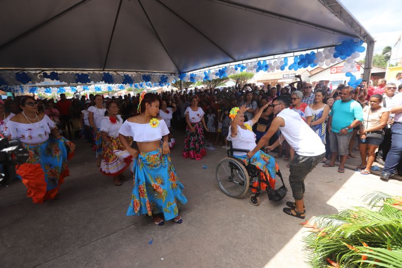 O Governador do Estado do Pará, Helder Barbalho, participou na manhã deste sábado (28), da entrega de pavimentação asfáltica de ruas no município de Santa Maria do Pará, que nesta data comemora 58 anos de emancipação. O chefe do executivo andou pelas ruas do município para conhecer tudo o que foi feito nas ruas Gerônimo Garcia, Santa Lúcia e Santa Rosa, num total de três quilômetros de extensão. As obras foram realizadas com recursos liberados do Ministério da  Integração Nacional, quando o então governador estava na pasta federal. O governador também participou da inauguração da praça São João Batista. <div class='credito_fotos'>Foto: Marco Santos / Ag. Pará   |   <a href='/midias/2019/originais/5824_c03ea5ef-a98b-1de0-d06d-5ffca1de074e.jpg' download><i class='fa-solid fa-download'></i> Download</a></div>