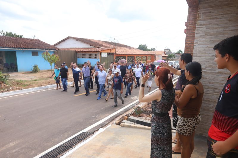 O Governador do Estado do Pará, Helder Barbalho, participou na manhã deste sábado (28), da entrega de pavimentação asfáltica de ruas no município de Santa Maria do Pará, que nesta data comemora 58 anos de emancipação. O chefe do executivo andou pelas ruas do município para conhecer tudo o que foi feito nas ruas Gerônimo Garcia, Santa Lúcia e Santa Rosa, num total de três quilômetros de extensão. As obras foram realizadas com recursos liberados do Ministério da  Integração Nacional, quando o então governador estava na pasta federal. O governador também participou da inauguração da praça São João Batista. <div class='credito_fotos'>Foto: Marco Santos / Ag. Pará   |   <a href='/midias/2019/originais/5824_c2fa7e23-b288-c8d0-c0eb-a43d52b2dd43.jpg' download><i class='fa-solid fa-download'></i> Download</a></div>