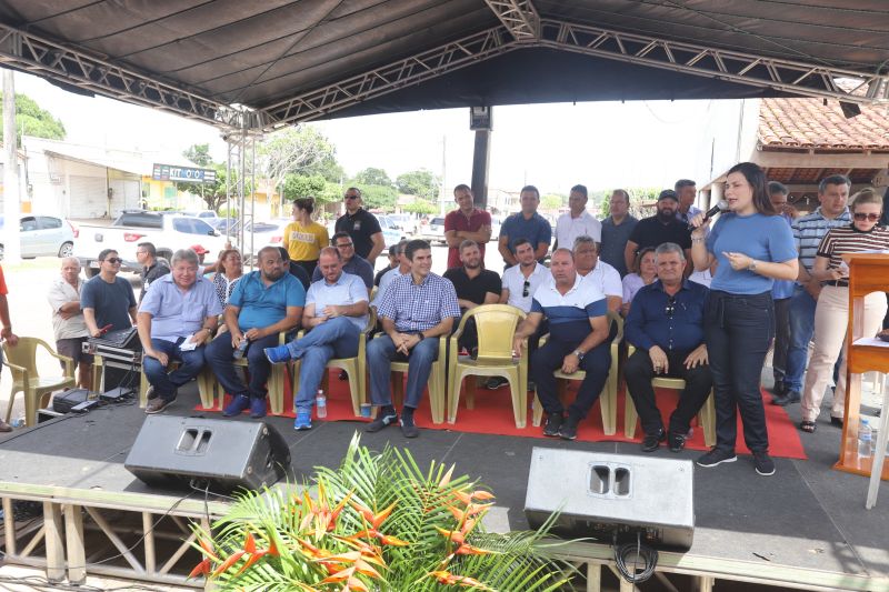 O Governador do Estado do Pará, Helder Barbalho, participou na manhã deste sábado (28), da entrega de pavimentação asfáltica de ruas no município de Santa Maria do Pará, que nesta data comemora 58 anos de emancipação. O chefe do executivo andou pelas ruas do município para conhecer tudo o que foi feito nas ruas Gerônimo Garcia, Santa Lúcia e Santa Rosa, num total de três quilômetros de extensão. As obras foram realizadas com recursos liberados do Ministério da  Integração Nacional, quando o então governador estava na pasta federal. O governador também participou da inauguração da praça São João Batista. <div class='credito_fotos'>Foto: Marco Santos / Ag. Pará   |   <a href='/midias/2019/originais/5824_c9e08b5e-b247-58da-913d-c972a9ad5524.jpg' download><i class='fa-solid fa-download'></i> Download</a></div>