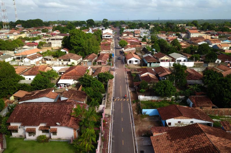 O Governador do Estado do Pará, Helder Barbalho, participou na manhã deste sábado (28), da entrega de pavimentação asfáltica de ruas no município de Santa Maria do Pará, que nesta data comemora 58 anos de emancipação. O chefe do executivo andou pelas ruas do município para conhecer tudo o que foi feito nas ruas Gerônimo Garcia, Santa Lúcia e Santa Rosa, num total de três quilômetros de extensão. As obras foram realizadas com recursos liberados do Ministério da  Integração Nacional, quando o então governador estava na pasta federal. O governador também participou da inauguração da praça São João Batista. <div class='credito_fotos'>Foto: Marco Santos / Ag. Pará   |   <a href='/midias/2019/originais/5824_ce0c2b08-aeec-9fbc-6b1b-1eab8dc8b00d.jpg' download><i class='fa-solid fa-download'></i> Download</a></div>