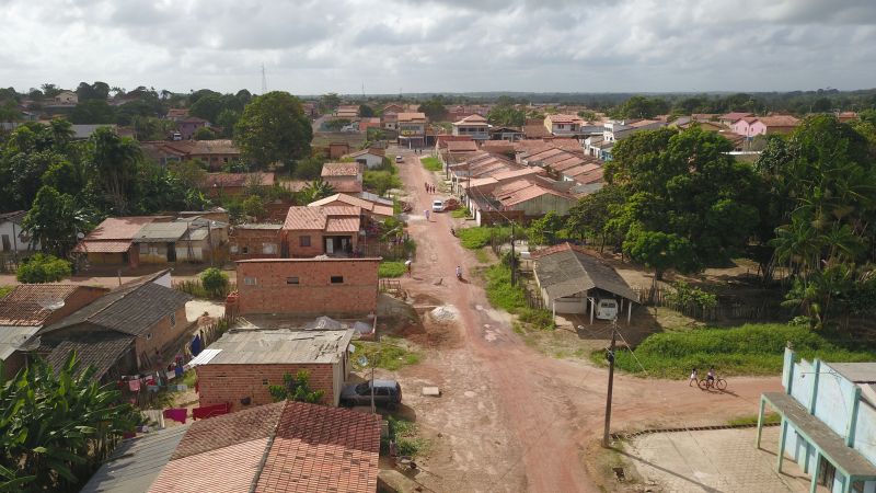 O Governador do Estado do Pará, Helder Barbalho, participou na manhã deste sábado (28), da entrega de pavimentação asfáltica de ruas no município de Santa Maria do Pará, que nesta data comemora 58 anos de emancipação. O chefe do executivo andou pelas ruas do município para conhecer tudo o que foi feito nas ruas Gerônimo Garcia, Santa Lúcia e Santa Rosa, num total de três quilômetros de extensão. As obras foram realizadas com recursos liberados do Ministério da  Integração Nacional, quando o então governador estava na pasta federal. O governador também participou da inauguração da praça São João Batista. <div class='credito_fotos'>Foto: Marco Santos / Ag. Pará   |   <a href='/midias/2019/originais/5824_d49481ca-121d-a57f-7026-a6ac9f006606.jpg' download><i class='fa-solid fa-download'></i> Download</a></div>