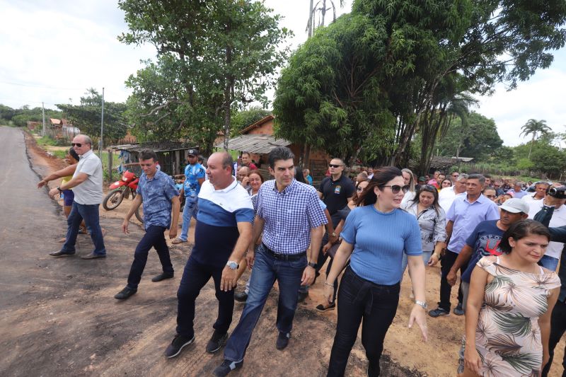 O Governador do Estado do Pará, Helder Barbalho, participou na manhã deste sábado (28), da entrega de pavimentação asfáltica de ruas no município de Santa Maria do Pará, que nesta data comemora 58 anos de emancipação. O chefe do executivo andou pelas ruas do município para conhecer tudo o que foi feito nas ruas Gerônimo Garcia, Santa Lúcia e Santa Rosa, num total de três quilômetros de extensão. As obras foram realizadas com recursos liberados do Ministério da  Integração Nacional, quando o então governador estava na pasta federal. O governador também participou da inauguração da praça São João Batista. <div class='credito_fotos'>Foto: Marco Santos / Ag. Pará   |   <a href='/midias/2019/originais/5824_d4d272ac-30d5-b335-c226-3e13a3c7c58c.jpg' download><i class='fa-solid fa-download'></i> Download</a></div>