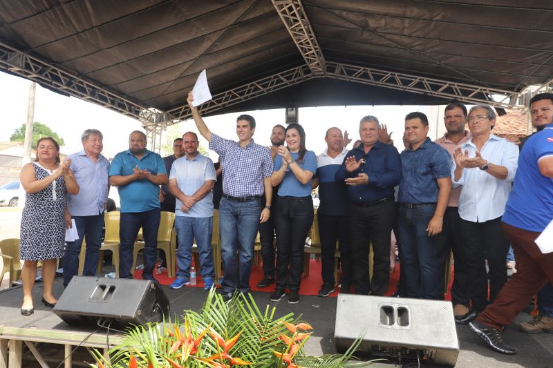 O Governador do Estado do Pará, Helder Barbalho, participou na manhã deste sábado (28), da entrega de pavimentação asfáltica de ruas no município de Santa Maria do Pará, que nesta data comemora 58 anos de emancipação. O chefe do executivo andou pelas ruas do município para conhecer tudo o que foi feito nas ruas Gerônimo Garcia, Santa Lúcia e Santa Rosa, num total de três quilômetros de extensão. As obras foram realizadas com recursos liberados do Ministério da  Integração Nacional, quando o então governador estava na pasta federal. O governador também participou da inauguração da praça São João Batista. <div class='credito_fotos'>Foto: Marco Santos / Ag. Pará   |   <a href='/midias/2019/originais/5824_d5155fb5-6d53-ac72-4c77-1da0e4a145c9.jpg' download><i class='fa-solid fa-download'></i> Download</a></div>