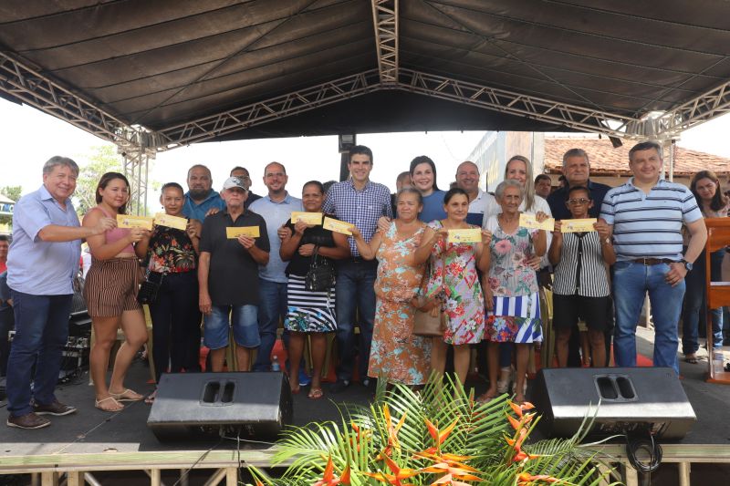 O Governador do Estado do Pará, Helder Barbalho, participou na manhã deste sábado (28), da entrega de pavimentação asfáltica de ruas no município de Santa Maria do Pará, que nesta data comemora 58 anos de emancipação. O chefe do executivo andou pelas ruas do município para conhecer tudo o que foi feito nas ruas Gerônimo Garcia, Santa Lúcia e Santa Rosa, num total de três quilômetros de extensão. As obras foram realizadas com recursos liberados do Ministério da  Integração Nacional, quando o então governador estava na pasta federal. O governador também participou da inauguração da praça São João Batista. <div class='credito_fotos'>Foto: Marco Santos / Ag. Pará   |   <a href='/midias/2019/originais/5824_db8a7f45-2cb4-511b-c587-ff7e0ba37dcb.jpg' download><i class='fa-solid fa-download'></i> Download</a></div>