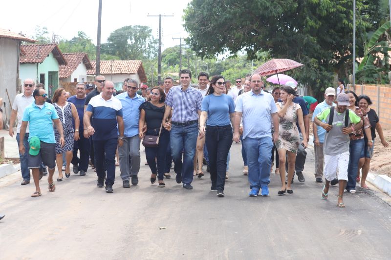 O Governador do Estado do Pará, Helder Barbalho, participou na manhã deste sábado (28), da entrega de pavimentação asfáltica de ruas no município de Santa Maria do Pará, que nesta data comemora 58 anos de emancipação. O chefe do executivo andou pelas ruas do município para conhecer tudo o que foi feito nas ruas Gerônimo Garcia, Santa Lúcia e Santa Rosa, num total de três quilômetros de extensão. As obras foram realizadas com recursos liberados do Ministério da  Integração Nacional, quando o então governador estava na pasta federal. O governador também participou da inauguração da praça São João Batista. <div class='credito_fotos'>Foto: Marco Santos / Ag. Pará   |   <a href='/midias/2019/originais/5824_deef110d-d722-4515-202d-be8b91e96488.jpg' download><i class='fa-solid fa-download'></i> Download</a></div>