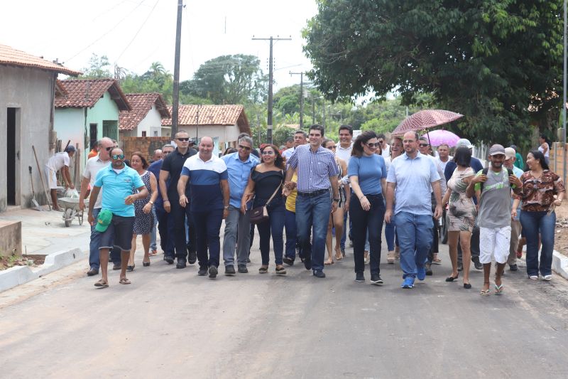 O Governador do Estado do Pará, Helder Barbalho, participou na manhã deste sábado (28), da entrega de pavimentação asfáltica de ruas no município de Santa Maria do Pará, que nesta data comemora 58 anos de emancipação. O chefe do executivo andou pelas ruas do município para conhecer tudo o que foi feito nas ruas Gerônimo Garcia, Santa Lúcia e Santa Rosa, num total de três quilômetros de extensão. As obras foram realizadas com recursos liberados do Ministério da  Integração Nacional, quando o então governador estava na pasta federal. O governador também participou da inauguração da praça São João Batista. <div class='credito_fotos'>Foto: Marco Santos / Ag. Pará   |   <a href='/midias/2019/originais/5824_e22a6e43-f76d-e704-4ea6-868708286046.jpg' download><i class='fa-solid fa-download'></i> Download</a></div>