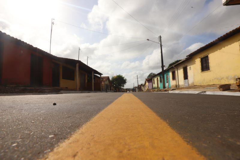 O Governador do Estado do Pará, Helder Barbalho, participou na manhã deste sábado (28), da entrega de pavimentação asfáltica de ruas no município de Santa Maria do Pará, que nesta data comemora 58 anos de emancipação. O chefe do executivo andou pelas ruas do município para conhecer tudo o que foi feito nas ruas Gerônimo Garcia, Santa Lúcia e Santa Rosa, num total de três quilômetros de extensão. As obras foram realizadas com recursos liberados do Ministério da  Integração Nacional, quando o então governador estava na pasta federal. O governador também participou da inauguração da praça São João Batista. <div class='credito_fotos'>Foto: Marco Santos / Ag. Pará   |   <a href='/midias/2019/originais/5824_e5b7c372-e3d1-1bf0-9d1c-d8d5a7e1c8c1.jpg' download><i class='fa-solid fa-download'></i> Download</a></div>