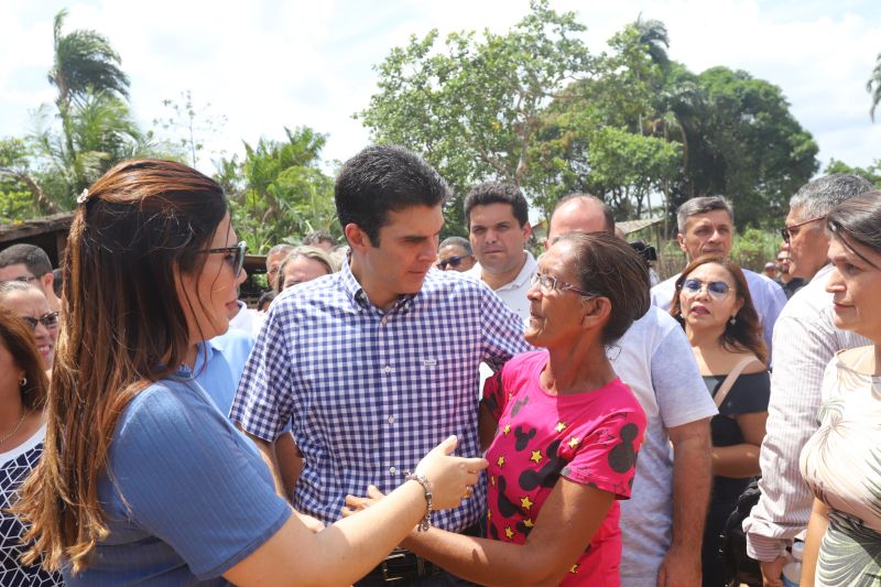 O Governador do Estado do Pará, Helder Barbalho, participou na manhã deste sábado (28), da entrega de pavimentação asfáltica de ruas no município de Santa Maria do Pará, que nesta data comemora 58 anos de emancipação. O chefe do executivo andou pelas ruas do município para conhecer tudo o que foi feito nas ruas Gerônimo Garcia, Santa Lúcia e Santa Rosa, num total de três quilômetros de extensão. As obras foram realizadas com recursos liberados do Ministério da  Integração Nacional, quando o então governador estava na pasta federal. O governador também participou da inauguração da praça São João Batista. <div class='credito_fotos'>Foto: Marco Santos / Ag. Pará   |   <a href='/midias/2019/originais/5824_f5cf113a-aead-55ab-9c25-d07853195ed7.jpg' download><i class='fa-solid fa-download'></i> Download</a></div>