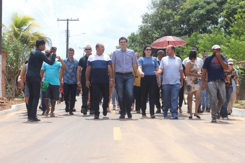 O Governador do Estado do Pará, Helder Barbalho, participou na manhã deste sábado (28), da entrega de pavimentação asfáltica de ruas no município de Santa Maria do Pará, que nesta data comemora 58 anos de emancipação. O chefe do executivo andou pelas ruas do município para conhecer tudo o que foi feito nas ruas Gerônimo Garcia, Santa Lúcia e Santa Rosa, num total de três quilômetros de extensão. As obras foram realizadas com recursos liberados do Ministério da  Integração Nacional, quando o então governador estava na pasta federal. O governador também participou da inauguração da praça São João Batista. <div class='credito_fotos'>Foto: Marco Santos / Ag. Pará   |   <a href='/midias/2019/originais/5824_f79a80c4-619a-f512-5eb9-60db6ee0de3a.jpg' download><i class='fa-solid fa-download'></i> Download</a></div>