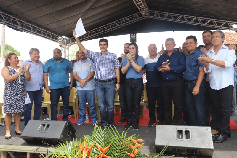 O Governador do Estado do Pará, Helder Barbalho, participou na manhã deste sábado (28), da entrega de pavimentação asfáltica de ruas no município de Santa Maria do Pará, que nesta data comemora 58 anos de emancipação. O chefe do executivo andou pelas ruas do município para conhecer tudo o que foi feito nas ruas Gerônimo Garcia, Santa Lúcia e Santa Rosa, num total de três quilômetros de extensão. As obras foram realizadas com recursos liberados do Ministério da  Integração Nacional, quando o então governador estava na pasta federal. O governador também participou da inauguração da praça São João Batista. <div class='credito_fotos'>Foto: Marco Santos / Ag. Pará   |   <a href='/midias/2019/originais/5824_f945dd1e-3518-894c-4f2a-ca7e9f17253d.jpg' download><i class='fa-solid fa-download'></i> Download</a></div>