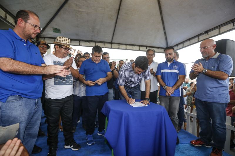 Amantes do futebol, os moradores do município de Capitão Poço, nordeste paraense, comemoraram a entrega do Estádio Municipal José Rufino de Souza, inaugurado na tarde deste sábado (28) pelo governador do Estado Helder Barbalho, com as presenças do vice-governador Lúcio Vale, secretário de Desenvolvimento Urbano e Obras Públicas Ruy Cabral, secretário de Desenvolvimento Econômico Mineração e Energia Iran Lima, presidente da Emater Cleide Martins, prefeito de cidade João Gomes de Lima, deputados estaduais, e demais autoridades locais.  <div class='credito_fotos'>Foto: Marcelo Seabra / Ag. Pará   |   <a href='/midias/2019/originais/5825_131cd258-2997-e8ea-fe08-8e41b2ea821f.jpg' download><i class='fa-solid fa-download'></i> Download</a></div>