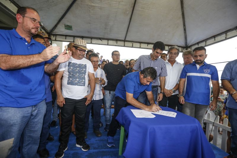 Amantes do futebol, os moradores do município de Capitão Poço, nordeste paraense, comemoraram a entrega do Estádio Municipal José Rufino de Souza, inaugurado na tarde deste sábado (28) pelo governador do Estado Helder Barbalho, com as presenças do vice-governador Lúcio Vale, secretário de Desenvolvimento Urbano e Obras Públicas Ruy Cabral, secretário de Desenvolvimento Econômico Mineração e Energia Iran Lima, presidente da Emater Cleide Martins, prefeito de cidade João Gomes de Lima, deputados estaduais, e demais autoridades locais.  <div class='credito_fotos'>Foto: Marcelo Seabra / Ag. Pará   |   <a href='/midias/2019/originais/5825_21393e72-3d10-6217-6981-b792d5c7b328.jpg' download><i class='fa-solid fa-download'></i> Download</a></div>