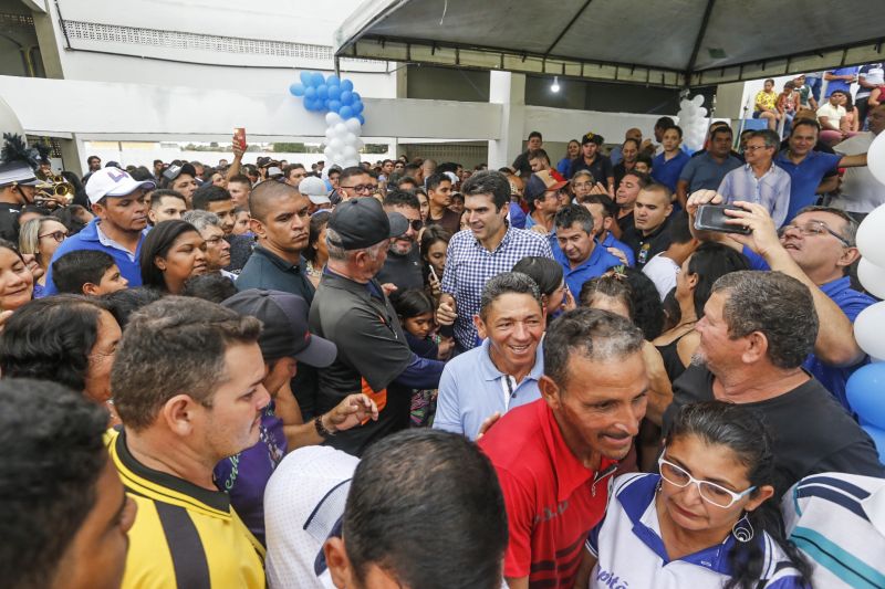 Amantes do futebol, os moradores do município de Capitão Poço, nordeste paraense, comemoraram a entrega do Estádio Municipal José Rufino de Souza, inaugurado na tarde deste sábado (28) pelo governador do Estado Helder Barbalho, com as presenças do vice-governador Lúcio Vale, secretário de Desenvolvimento Urbano e Obras Públicas Ruy Cabral, secretário de Desenvolvimento Econômico Mineração e Energia Iran Lima, presidente da Emater Cleide Martins, prefeito de cidade João Gomes de Lima, deputados estaduais, e demais autoridades locais.  <div class='credito_fotos'>Foto: Marcelo Seabra / Ag. Pará   |   <a href='/midias/2019/originais/5825_2acb9158-3a62-66ec-3947-ebfb5075d5ff.jpg' download><i class='fa-solid fa-download'></i> Download</a></div>