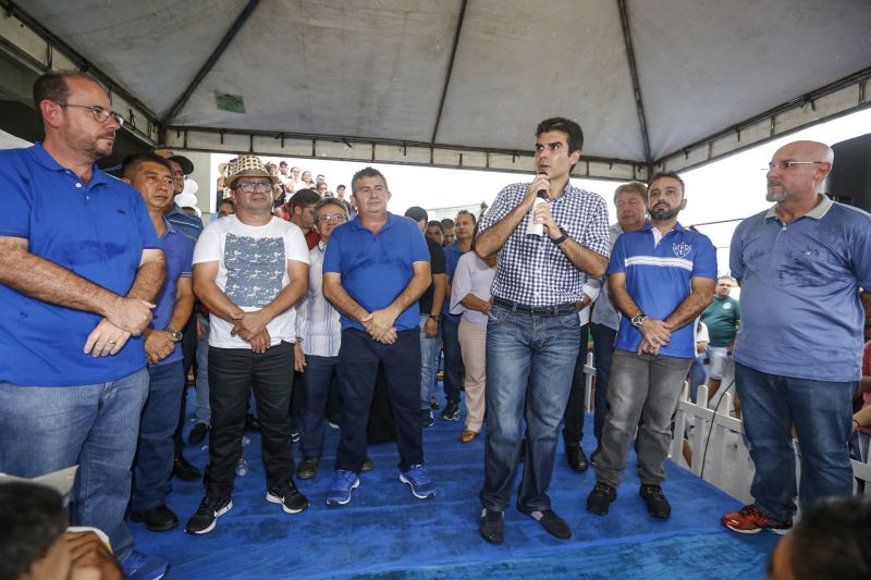 Amantes do futebol, os moradores do município de Capitão Poço, nordeste paraense, comemoraram a entrega do Estádio Municipal José Rufino de Souza, inaugurado na tarde deste sábado (28) pelo governador do Estado Helder Barbalho, com as presenças do vice-governador Lúcio Vale, secretário de Desenvolvimento Urbano e Obras Públicas Ruy Cabral, secretário de Desenvolvimento Econômico Mineração e Energia Iran Lima, presidente da Emater Cleide Martins, prefeito de cidade João Gomes de Lima, deputados estaduais, e demais autoridades locais.  <div class='credito_fotos'>Foto: Marcelo Seabra / Ag. Pará   |   <a href='/midias/2019/originais/5825_4420dbd6-ad07-08b6-2295-006188195836.jpg' download><i class='fa-solid fa-download'></i> Download</a></div>