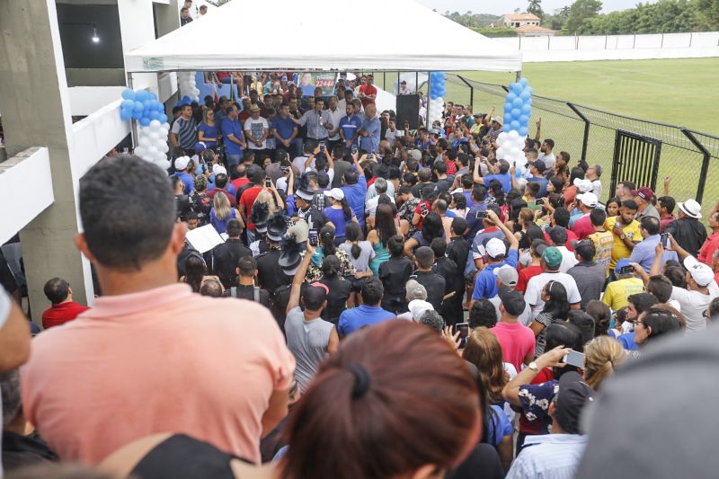 Amantes do futebol, os moradores do município de Capitão Poço, nordeste paraense, comemoraram a entrega do Estádio Municipal José Rufino de Souza, inaugurado na tarde deste sábado (28) pelo governador do Estado Helder Barbalho, com as presenças do vice-governador Lúcio Vale, secretário de Desenvolvimento Urbano e Obras Públicas Ruy Cabral, secretário de Desenvolvimento Econômico Mineração e Energia Iran Lima, presidente da Emater Cleide Martins, prefeito de cidade João Gomes de Lima, deputados estaduais, e demais autoridades locais.  <div class='credito_fotos'>Foto: Marcelo Seabra / Ag. Pará   |   <a href='/midias/2019/originais/5825_6f38c149-0c27-451c-b603-5516111100b7.jpg' download><i class='fa-solid fa-download'></i> Download</a></div>