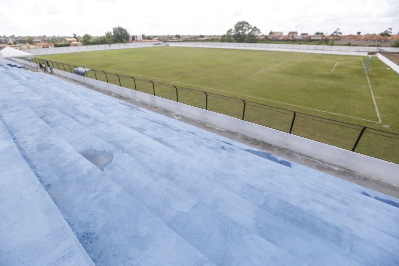 Amantes do futebol, os moradores do município de Capitão Poço, nordeste paraense, comemoraram a entrega do Estádio Municipal José Rufino de Souza, inaugurado na tarde deste sábado (28) pelo governador do Estado Helder Barbalho, com as presenças do vice-governador Lúcio Vale, secretário de Desenvolvimento Urbano e Obras Públicas Ruy Cabral, secretário de Desenvolvimento Econômico Mineração e Energia Iran Lima, presidente da Emater Cleide Martins, prefeito de cidade João Gomes de Lima, deputados estaduais, e demais autoridades locais.  <div class='credito_fotos'>Foto: Marcelo Seabra / Ag. Pará   |   <a href='/midias/2019/originais/5825_7309d1b8-e966-82be-2652-b3d11c5edb8e.jpg' download><i class='fa-solid fa-download'></i> Download</a></div>