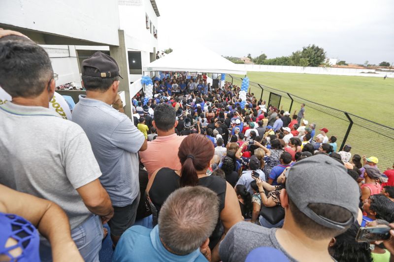 Amantes do futebol, os moradores do município de Capitão Poço, nordeste paraense, comemoraram a entrega do Estádio Municipal José Rufino de Souza, inaugurado na tarde deste sábado (28) pelo governador do Estado Helder Barbalho, com as presenças do vice-governador Lúcio Vale, secretário de Desenvolvimento Urbano e Obras Públicas Ruy Cabral, secretário de Desenvolvimento Econômico Mineração e Energia Iran Lima, presidente da Emater Cleide Martins, prefeito de cidade João Gomes de Lima, deputados estaduais, e demais autoridades locais.  <div class='credito_fotos'>Foto: Marcelo Seabra / Ag. Pará   |   <a href='/midias/2019/originais/5825_741683ce-fc3d-7f81-017f-be3b6a534c65.jpg' download><i class='fa-solid fa-download'></i> Download</a></div>