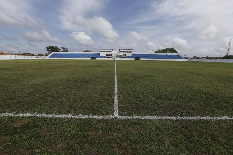 Amantes do futebol, os moradores do município de Capitão Poço, nordeste paraense, comemoraram a entrega do Estádio Municipal José Rufino de Souza, inaugurado na tarde deste sábado (28) pelo governador do Estado Helder Barbalho, com as presenças do vice-governador Lúcio Vale, secretário de Desenvolvimento Urbano e Obras Públicas Ruy Cabral, secretário de Desenvolvimento Econômico Mineração e Energia Iran Lima, presidente da Emater Cleide Martins, prefeito de cidade João Gomes de Lima, deputados estaduais, e demais autoridades locais.  <div class='credito_fotos'>Foto: Marcelo Seabra / Ag. Pará   |   <a href='/midias/2019/originais/5825_8043cf84-95f2-8259-864c-75cb9e19e75e.jpg' download><i class='fa-solid fa-download'></i> Download</a></div>