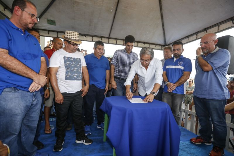 Amantes do futebol, os moradores do município de Capitão Poço, nordeste paraense, comemoraram a entrega do Estádio Municipal José Rufino de Souza, inaugurado na tarde deste sábado (28) pelo governador do Estado Helder Barbalho, com as presenças do vice-governador Lúcio Vale, secretário de Desenvolvimento Urbano e Obras Públicas Ruy Cabral, secretário de Desenvolvimento Econômico Mineração e Energia Iran Lima, presidente da Emater Cleide Martins, prefeito de cidade João Gomes de Lima, deputados estaduais, e demais autoridades locais.  <div class='credito_fotos'>Foto: Marcelo Seabra / Ag. Pará   |   <a href='/midias/2019/originais/5825_8aeb2e28-2d85-3151-0599-6dee6829b6d3.jpg' download><i class='fa-solid fa-download'></i> Download</a></div>