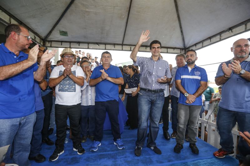 Amantes do futebol, os moradores do município de Capitão Poço, nordeste paraense, comemoraram a entrega do Estádio Municipal José Rufino de Souza, inaugurado na tarde deste sábado (28) pelo governador do Estado Helder Barbalho, com as presenças do vice-governador Lúcio Vale, secretário de Desenvolvimento Urbano e Obras Públicas Ruy Cabral, secretário de Desenvolvimento Econômico Mineração e Energia Iran Lima, presidente da Emater Cleide Martins, prefeito de cidade João Gomes de Lima, deputados estaduais, e demais autoridades locais.  <div class='credito_fotos'>Foto: Marcelo Seabra / Ag. Pará   |   <a href='/midias/2019/originais/5825_927f4757-3d06-1df7-7335-09e6c812881e.jpg' download><i class='fa-solid fa-download'></i> Download</a></div>