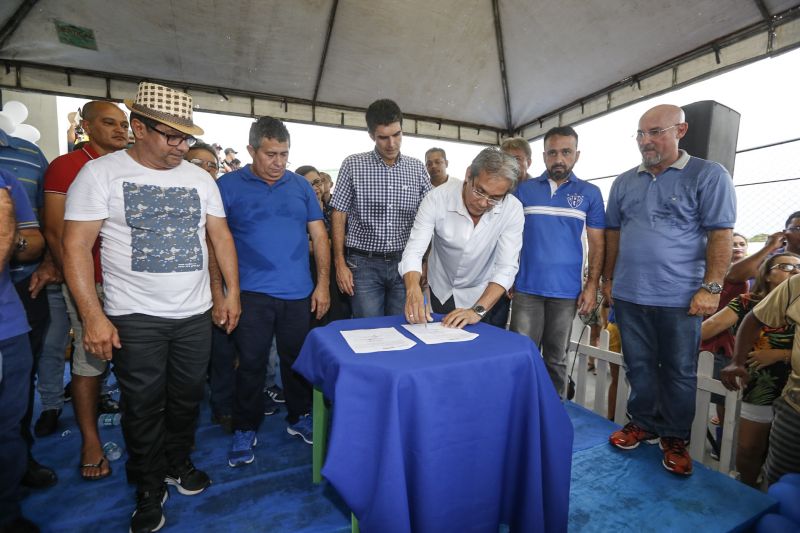 Amantes do futebol, os moradores do município de Capitão Poço, nordeste paraense, comemoraram a entrega do Estádio Municipal José Rufino de Souza, inaugurado na tarde deste sábado (28) pelo governador do Estado Helder Barbalho, com as presenças do vice-governador Lúcio Vale, secretário de Desenvolvimento Urbano e Obras Públicas Ruy Cabral, secretário de Desenvolvimento Econômico Mineração e Energia Iran Lima, presidente da Emater Cleide Martins, prefeito de cidade João Gomes de Lima, deputados estaduais, e demais autoridades locais.  <div class='credito_fotos'>Foto: Marcelo Seabra / Ag. Pará   |   <a href='/midias/2019/originais/5825_a17f2fdd-ea9b-681d-5420-98f4266135e8.jpg' download><i class='fa-solid fa-download'></i> Download</a></div>