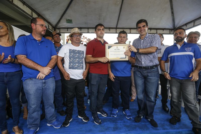 Amantes do futebol, os moradores do município de Capitão Poço, nordeste paraense, comemoraram a entrega do Estádio Municipal José Rufino de Souza, inaugurado na tarde deste sábado (28) pelo governador do Estado Helder Barbalho, com as presenças do vice-governador Lúcio Vale, secretário de Desenvolvimento Urbano e Obras Públicas Ruy Cabral, secretário de Desenvolvimento Econômico Mineração e Energia Iran Lima, presidente da Emater Cleide Martins, prefeito de cidade João Gomes de Lima, deputados estaduais, e demais autoridades locais.  <div class='credito_fotos'>Foto: Marcelo Seabra / Ag. Pará   |   <a href='/midias/2019/originais/5825_a18a6ee8-d0c7-c6a7-1d05-678eee9c941b.jpg' download><i class='fa-solid fa-download'></i> Download</a></div>