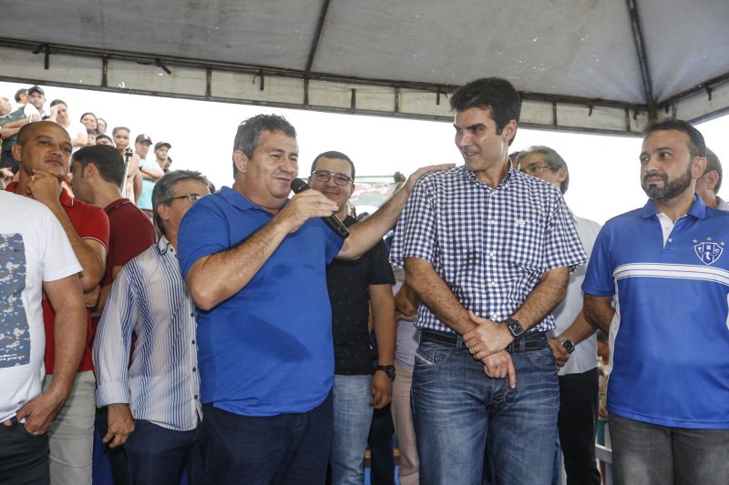 Amantes do futebol, os moradores do município de Capitão Poço, nordeste paraense, comemoraram a entrega do Estádio Municipal José Rufino de Souza, inaugurado na tarde deste sábado (28) pelo governador do Estado Helder Barbalho, com as presenças do vice-governador Lúcio Vale, secretário de Desenvolvimento Urbano e Obras Públicas Ruy Cabral, secretário de Desenvolvimento Econômico Mineração e Energia Iran Lima, presidente da Emater Cleide Martins, prefeito de cidade João Gomes de Lima, deputados estaduais, e demais autoridades locais.  <div class='credito_fotos'>Foto: Marcelo Seabra / Ag. Pará   |   <a href='/midias/2019/originais/5825_a5cdd25c-3845-cb31-f498-1b36358696d6.jpg' download><i class='fa-solid fa-download'></i> Download</a></div>