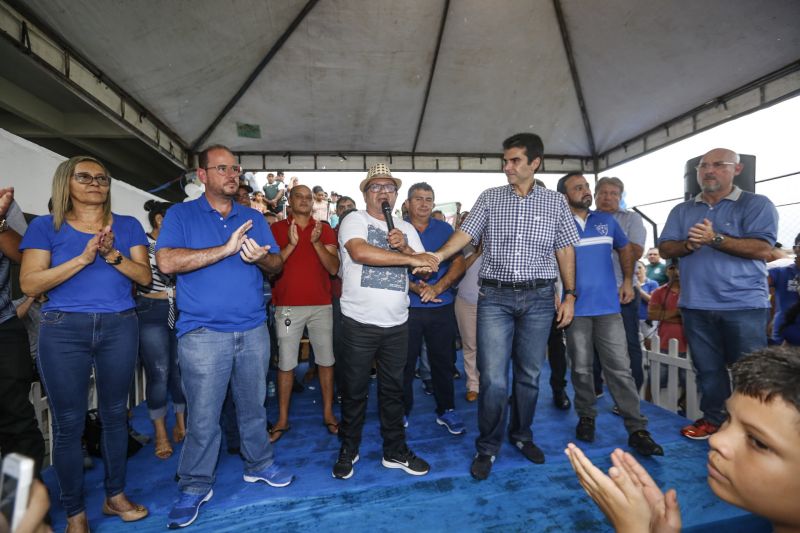 Amantes do futebol, os moradores do município de Capitão Poço, nordeste paraense, comemoraram a entrega do Estádio Municipal José Rufino de Souza, inaugurado na tarde deste sábado (28) pelo governador do Estado Helder Barbalho, com as presenças do vice-governador Lúcio Vale, secretário de Desenvolvimento Urbano e Obras Públicas Ruy Cabral, secretário de Desenvolvimento Econômico Mineração e Energia Iran Lima, presidente da Emater Cleide Martins, prefeito de cidade João Gomes de Lima, deputados estaduais, e demais autoridades locais.  <div class='credito_fotos'>Foto: Marcelo Seabra / Ag. Pará   |   <a href='/midias/2019/originais/5825_a8c63391-e89c-36d6-cfbc-814195443012.jpg' download><i class='fa-solid fa-download'></i> Download</a></div>