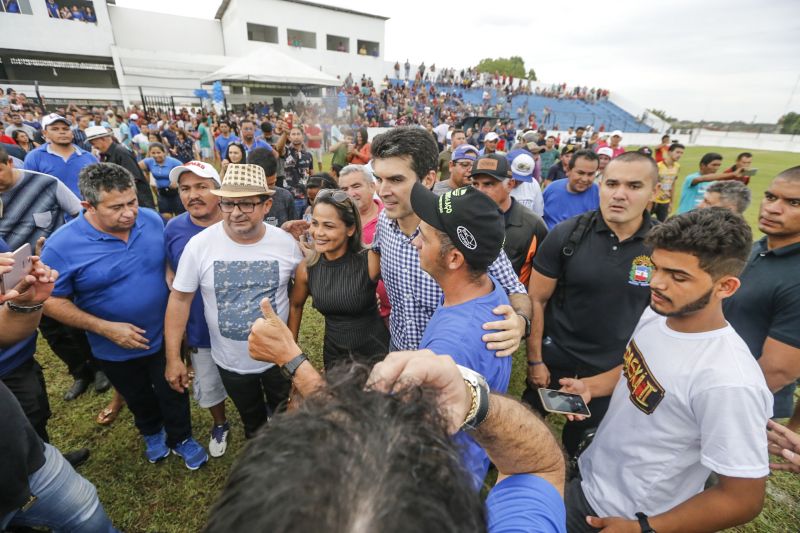 Amantes do futebol, os moradores do município de Capitão Poço, nordeste paraense, comemoraram a entrega do Estádio Municipal José Rufino de Souza, inaugurado na tarde deste sábado (28) pelo governador do Estado Helder Barbalho, com as presenças do vice-governador Lúcio Vale, secretário de Desenvolvimento Urbano e Obras Públicas Ruy Cabral, secretário de Desenvolvimento Econômico Mineração e Energia Iran Lima, presidente da Emater Cleide Martins, prefeito de cidade João Gomes de Lima, deputados estaduais, e demais autoridades locais.  <div class='credito_fotos'>Foto: Marcelo Seabra / Ag. Pará   |   <a href='/midias/2019/originais/5825_b2971c70-34cd-3cca-42f6-3d177942ce7c.jpg' download><i class='fa-solid fa-download'></i> Download</a></div>