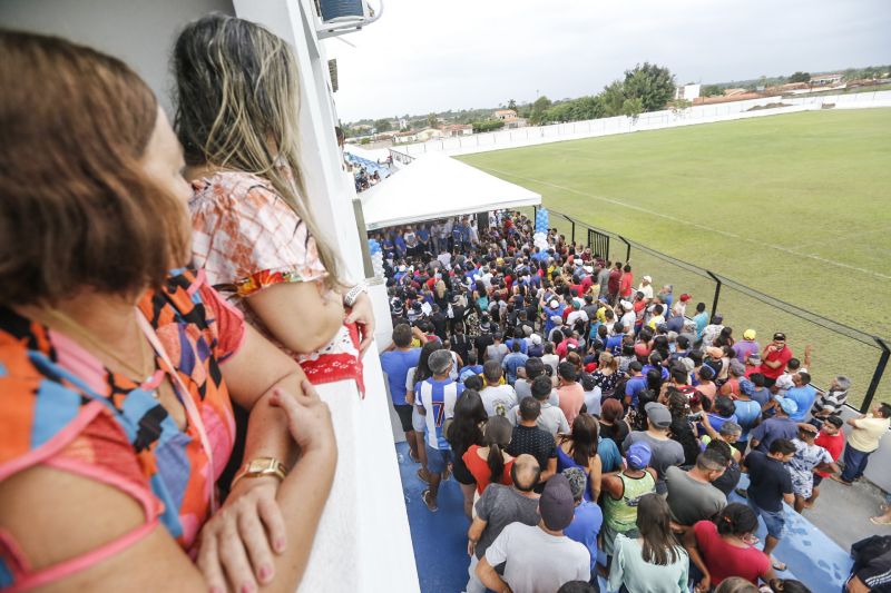 Amantes do futebol, os moradores do município de Capitão Poço, nordeste paraense, comemoraram a entrega do Estádio Municipal José Rufino de Souza, inaugurado na tarde deste sábado (28) pelo governador do Estado Helder Barbalho, com as presenças do vice-governador Lúcio Vale, secretário de Desenvolvimento Urbano e Obras Públicas Ruy Cabral, secretário de Desenvolvimento Econômico Mineração e Energia Iran Lima, presidente da Emater Cleide Martins, prefeito de cidade João Gomes de Lima, deputados estaduais, e demais autoridades locais.  <div class='credito_fotos'>Foto: Marcelo Seabra / Ag. Pará   |   <a href='/midias/2019/originais/5825_c5aa510a-26fd-1a10-76cb-0a7c2a8d3fa3.jpg' download><i class='fa-solid fa-download'></i> Download</a></div>