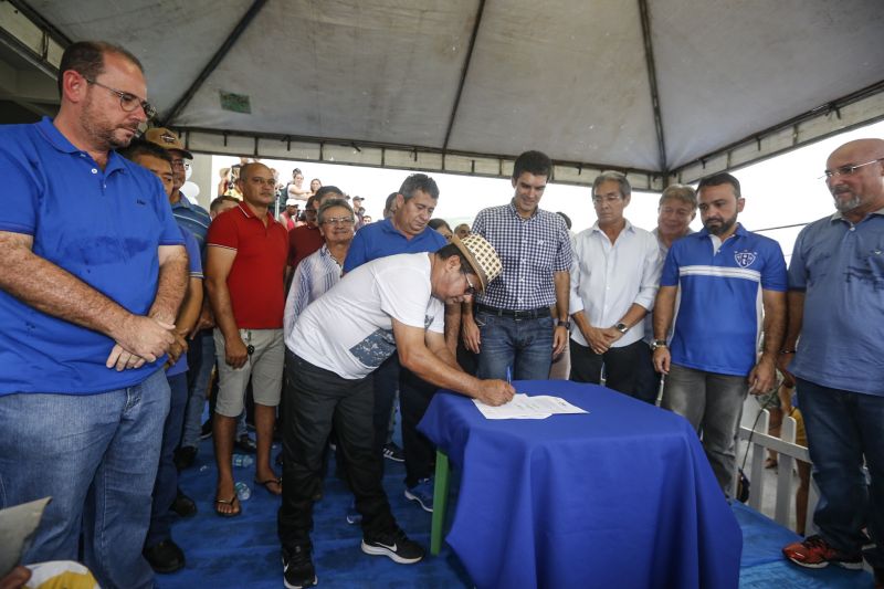 Amantes do futebol, os moradores do município de Capitão Poço, nordeste paraense, comemoraram a entrega do Estádio Municipal José Rufino de Souza, inaugurado na tarde deste sábado (28) pelo governador do Estado Helder Barbalho, com as presenças do vice-governador Lúcio Vale, secretário de Desenvolvimento Urbano e Obras Públicas Ruy Cabral, secretário de Desenvolvimento Econômico Mineração e Energia Iran Lima, presidente da Emater Cleide Martins, prefeito de cidade João Gomes de Lima, deputados estaduais, e demais autoridades locais.  <div class='credito_fotos'>Foto: Marcelo Seabra / Ag. Pará   |   <a href='/midias/2019/originais/5825_c991a9ed-ccbb-7da5-e8a6-d2907a1d006a.jpg' download><i class='fa-solid fa-download'></i> Download</a></div>