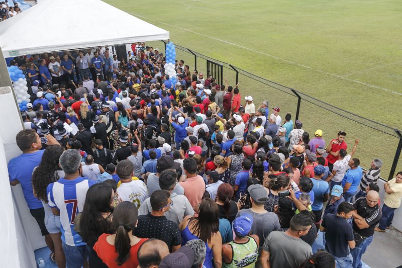 Amantes do futebol, os moradores do município de Capitão Poço, nordeste paraense, comemoraram a entrega do Estádio Municipal José Rufino de Souza, inaugurado na tarde deste sábado (28) pelo governador do Estado Helder Barbalho, com as presenças do vice-governador Lúcio Vale, secretário de Desenvolvimento Urbano e Obras Públicas Ruy Cabral, secretário de Desenvolvimento Econômico Mineração e Energia Iran Lima, presidente da Emater Cleide Martins, prefeito de cidade João Gomes de Lima, deputados estaduais, e demais autoridades locais.  <div class='credito_fotos'>Foto: Marcelo Seabra / Ag. Pará   |   <a href='/midias/2019/originais/5825_cb215ea6-4c42-749d-d905-bee23431a8e9.jpg' download><i class='fa-solid fa-download'></i> Download</a></div>