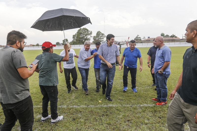 Amantes do futebol, os moradores do município de Capitão Poço, nordeste paraense, comemoraram a entrega do Estádio Municipal José Rufino de Souza, inaugurado na tarde deste sábado (28) pelo governador do Estado Helder Barbalho, com as presenças do vice-governador Lúcio Vale, secretário de Desenvolvimento Urbano e Obras Públicas Ruy Cabral, secretário de Desenvolvimento Econômico Mineração e Energia Iran Lima, presidente da Emater Cleide Martins, prefeito de cidade João Gomes de Lima, deputados estaduais, e demais autoridades locais.  <div class='credito_fotos'>Foto: Marcelo Seabra / Ag. Pará   |   <a href='/midias/2019/originais/5825_d8098a9d-d072-4ff9-7496-053aba54ec4b.jpg' download><i class='fa-solid fa-download'></i> Download</a></div>