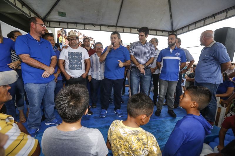 Amantes do futebol, os moradores do município de Capitão Poço, nordeste paraense, comemoraram a entrega do Estádio Municipal José Rufino de Souza, inaugurado na tarde deste sábado (28) pelo governador do Estado Helder Barbalho, com as presenças do vice-governador Lúcio Vale, secretário de Desenvolvimento Urbano e Obras Públicas Ruy Cabral, secretário de Desenvolvimento Econômico Mineração e Energia Iran Lima, presidente da Emater Cleide Martins, prefeito de cidade João Gomes de Lima, deputados estaduais, e demais autoridades locais.  <div class='credito_fotos'>Foto: Marcelo Seabra / Ag. Pará   |   <a href='/midias/2019/originais/5825_e6618d58-93e8-83cc-1c93-71b1c95b2011.jpg' download><i class='fa-solid fa-download'></i> Download</a></div>