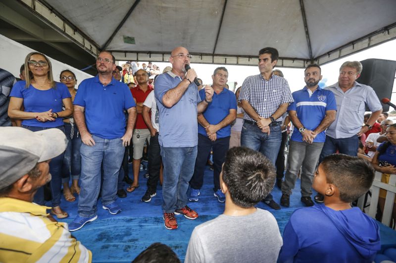 Amantes do futebol, os moradores do município de Capitão Poço, nordeste paraense, comemoraram a entrega do Estádio Municipal José Rufino de Souza, inaugurado na tarde deste sábado (28) pelo governador do Estado Helder Barbalho, com as presenças do vice-governador Lúcio Vale, secretário de Desenvolvimento Urbano e Obras Públicas Ruy Cabral, secretário de Desenvolvimento Econômico Mineração e Energia Iran Lima, presidente da Emater Cleide Martins, prefeito de cidade João Gomes de Lima, deputados estaduais, e demais autoridades locais.  <div class='credito_fotos'>Foto: Marcelo Seabra / Ag. Pará   |   <a href='/midias/2019/originais/5825_ecaac886-89f4-2be0-3861-cebef854617c.jpg' download><i class='fa-solid fa-download'></i> Download</a></div>