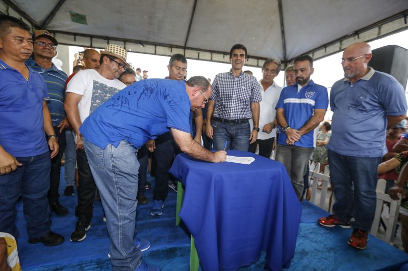 Amantes do futebol, os moradores do município de Capitão Poço, nordeste paraense, comemoraram a entrega do Estádio Municipal José Rufino de Souza, inaugurado na tarde deste sábado (28) pelo governador do Estado Helder Barbalho, com as presenças do vice-governador Lúcio Vale, secretário de Desenvolvimento Urbano e Obras Públicas Ruy Cabral, secretário de Desenvolvimento Econômico Mineração e Energia Iran Lima, presidente da Emater Cleide Martins, prefeito de cidade João Gomes de Lima, deputados estaduais, e demais autoridades locais.  <div class='credito_fotos'>Foto: Marcelo Seabra / Ag. Pará   |   <a href='/midias/2019/originais/5825_f5a7f9af-537c-e4d7-4d52-47461425c63a.jpg' download><i class='fa-solid fa-download'></i> Download</a></div>