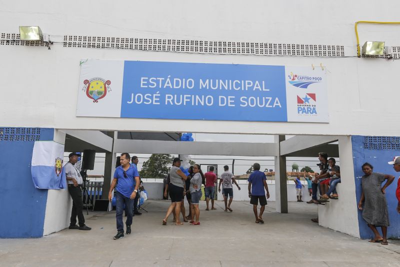 Amantes do futebol, os moradores do município de Capitão Poço, nordeste paraense, comemoraram a entrega do Estádio Municipal José Rufino de Souza, inaugurado na tarde deste sábado (28) pelo governador do Estado Helder Barbalho, com as presenças do vice-governador Lúcio Vale, secretário de Desenvolvimento Urbano e Obras Públicas Ruy Cabral, secretário de Desenvolvimento Econômico Mineração e Energia Iran Lima, presidente da Emater Cleide Martins, prefeito de cidade João Gomes de Lima, deputados estaduais, e demais autoridades locais.  <div class='credito_fotos'>Foto: Marcelo Seabra / Ag. Pará   |   <a href='/midias/2019/originais/5825_fe57a61f-d9ba-e4d0-74dd-a8033cf2e6ec.jpg' download><i class='fa-solid fa-download'></i> Download</a></div>