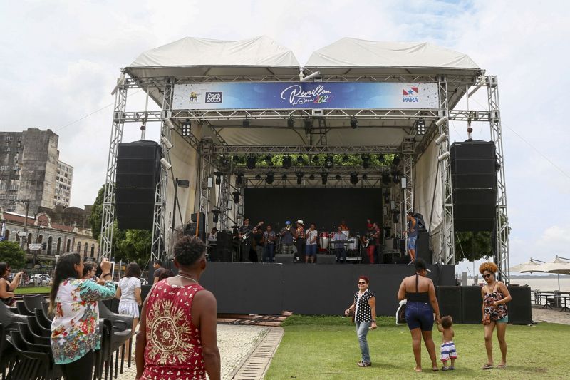 Serão oito horas de celebração do Ano Novo, com diversas atrações animando o público em dois palcos montados na orla do complexo turístico, gastronômico e cultural. <div class='credito_fotos'>Foto: Alex Ribeiro / Ag. Pará   |   <a href='/midias/2019/originais/5831_10765603-ba21-b4f2-d7a6-203788b363b1.jpg' download><i class='fa-solid fa-download'></i> Download</a></div>