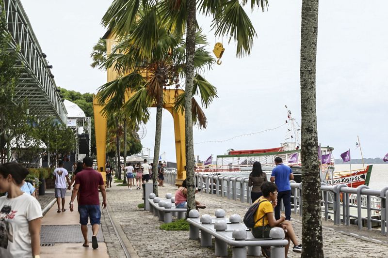 Serão oito horas de celebração do Ano Novo, com diversas atrações animando o público em dois palcos montados na orla do complexo turístico, gastronômico e cultural. <div class='credito_fotos'>Foto: Alex Ribeiro / Ag. Pará   |   <a href='/midias/2019/originais/5831_2353bfe7-1dba-8032-db3a-9ae7de8e4cd1.jpg' download><i class='fa-solid fa-download'></i> Download</a></div>