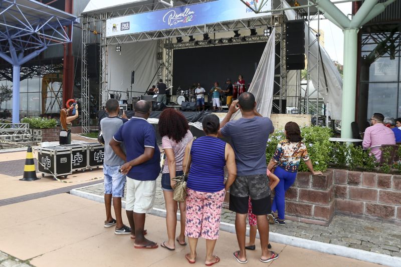 Serão oito horas de celebração do Ano Novo, com diversas atrações animando o público em dois palcos montados na orla do complexo turístico, gastronômico e cultural. <div class='credito_fotos'>Foto: Alex Ribeiro / Ag. Pará   |   <a href='/midias/2019/originais/5831_4172726e-0a48-b53f-243f-edb05015a97f.jpg' download><i class='fa-solid fa-download'></i> Download</a></div>