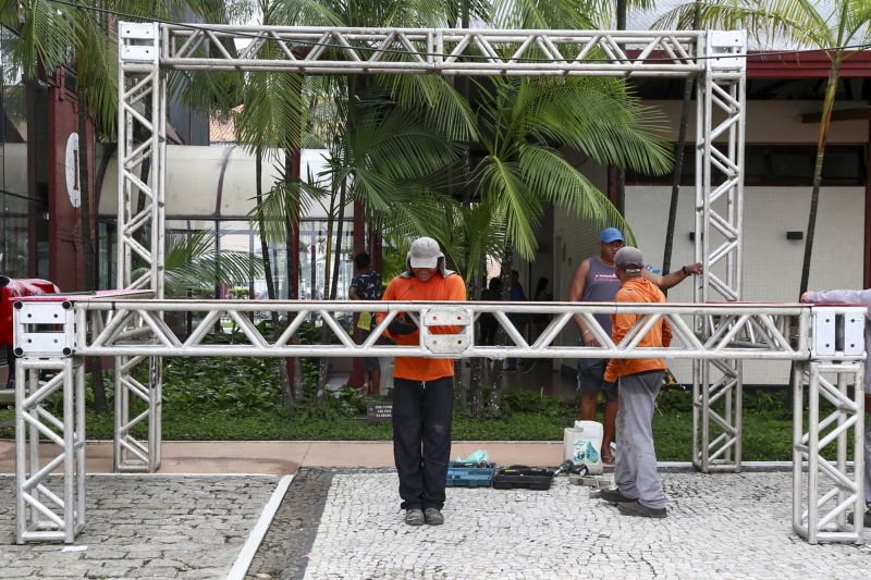 Serão oito horas de celebração do Ano Novo, com diversas atrações animando o público em dois palcos montados na orla do complexo turístico, gastronômico e cultural. <div class='credito_fotos'>Foto: Alex Ribeiro / Ag. Pará   |   <a href='/midias/2019/originais/5831_4bde0dff-a295-1d93-7f35-f181b4d30c3f.jpg' download><i class='fa-solid fa-download'></i> Download</a></div>