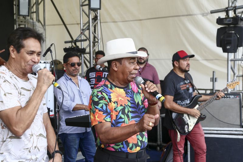 Serão oito horas de celebração do Ano Novo, com diversas atrações animando o público em dois palcos montados na orla do complexo turístico, gastronômico e cultural. <div class='credito_fotos'>Foto: Alex Ribeiro / Ag. Pará   |   <a href='/midias/2019/originais/5831_5cce5b9b-6327-e02f-f11d-515009c4ec61.jpg' download><i class='fa-solid fa-download'></i> Download</a></div>